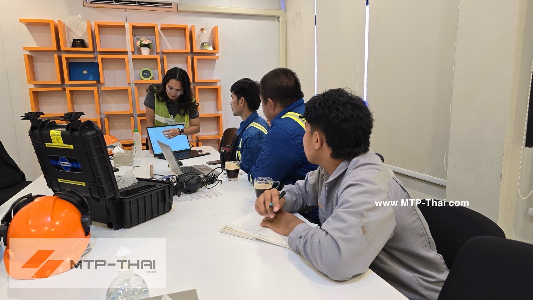 อบรมภาคทฤษฎีและ Software DDS — บางกอกอินดัสเทรียลแก๊ส วิศวกร MTP-Thai อบรมทฤษฎีความสั่นสะเทือนและการใช้ Software DDS ให้ทีมบำรุงรักษาบางกอกอินดัสเทรียลแก๊ส ในห้องอบรม
