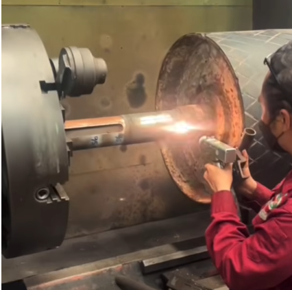 เครื่องเลเซอร์ทำความสะอาด-ขจัดสนิม-Laser-Cleaning-Machine เครื่องเลเซอร์ทำความสะอาด กำลังขจัดสนิมออกจากผิวเพลาโลหะ