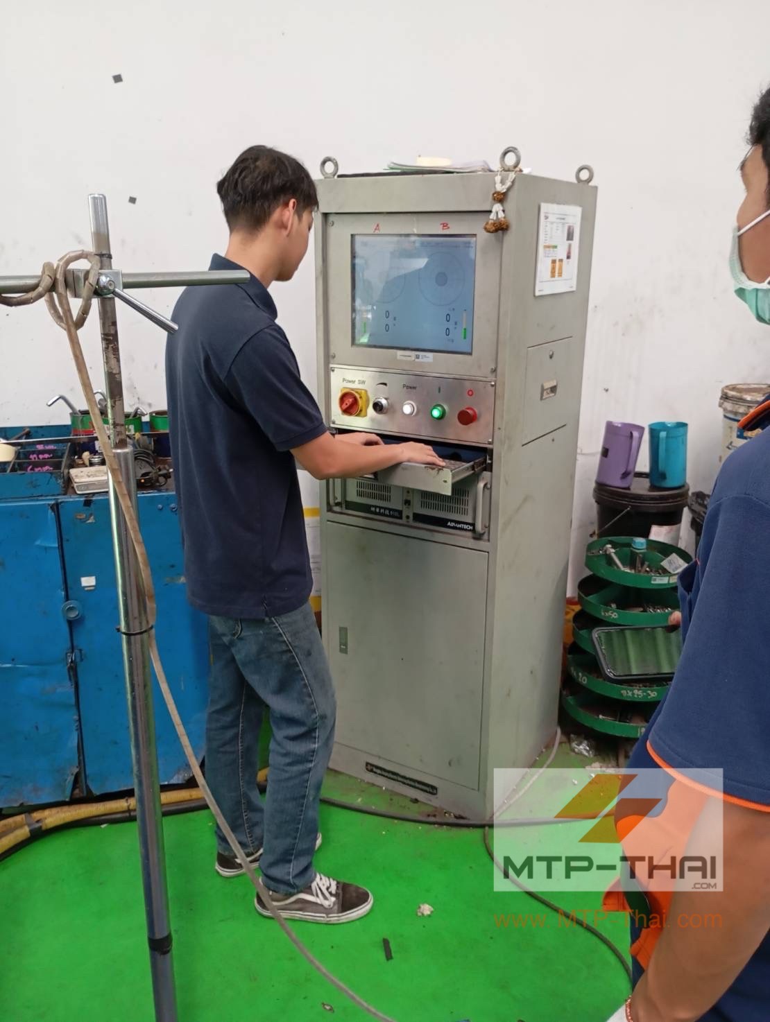 ควบคุมระบบวัดผลเครื่องบาลานซ์หน้างาน | MTP-Thai วิศวกร MTP-Thai ควบคุมตู้ระบบวัดผลเครื่องบาลานซ์ ขณะดำเนินการแคลิเบรทหน้างานลูกค้ายู-เซอร์วิสเซส ขอนแก่น