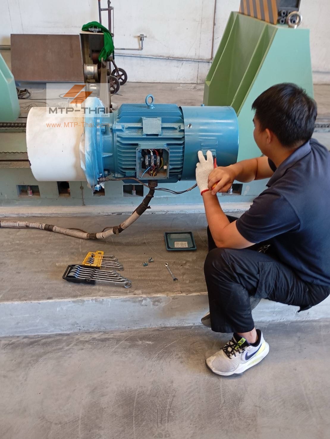 เดินสายไฟมอเตอร์เครื่องบาลานซ์ 20 ตัน | MTP-Thai วิศวกร MTP-Thai เดินสายไฟและเชื่อมต่อวงจรมอเตอร์ ขณะติดตั้งเครื่องบาลานซ์ 20 ตัน ให้ลูกค้ายู-เซอร์วิสเซส สาขาสระบุรี