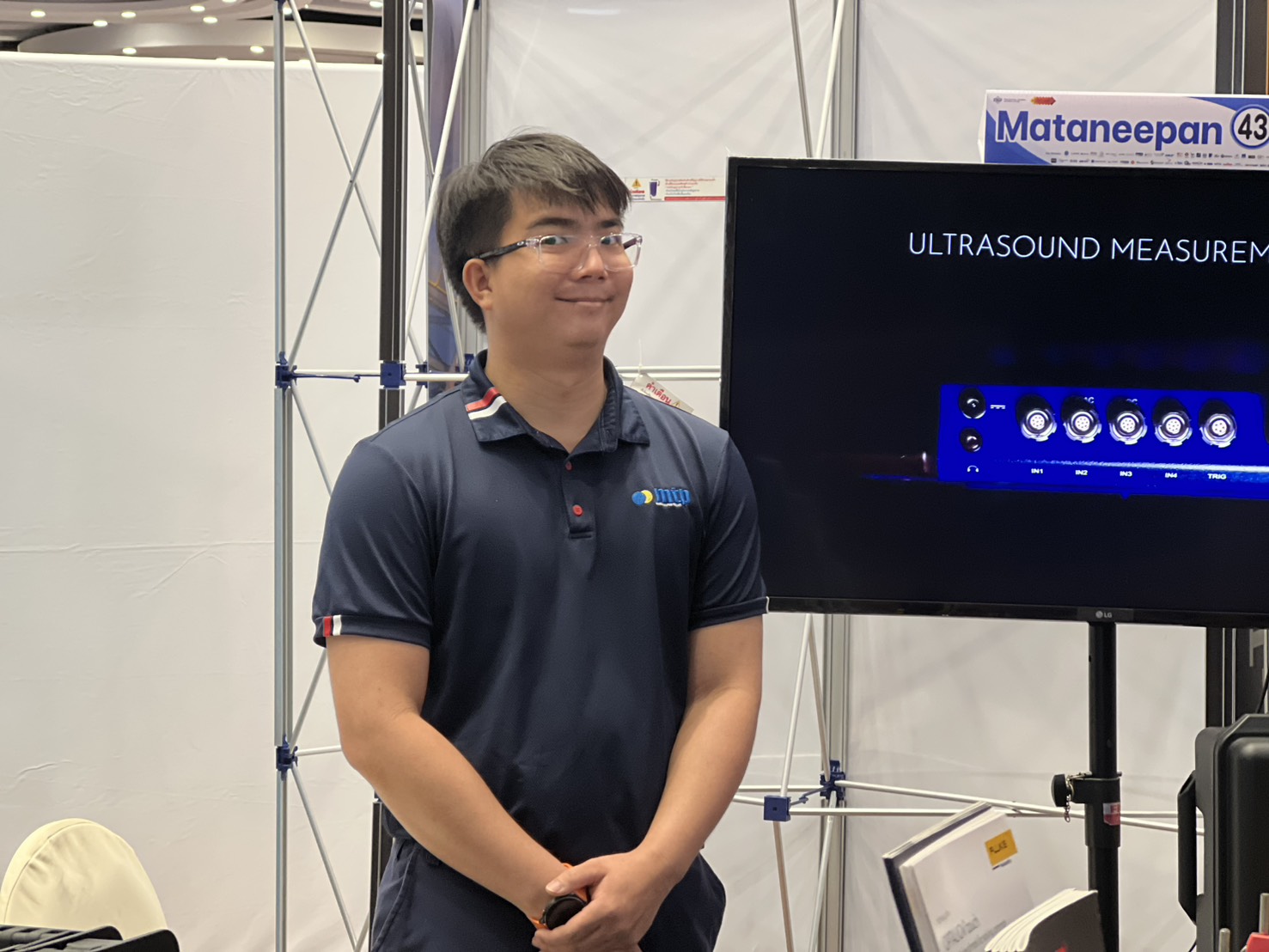 ทีมงาน MTP-Thai หน้าจอ LG ที่แสดงการวัด Ultrasound ของเครื่องวัดความสั่นสะเทือน ADASH ที่บูธ 43 งาน CBM DAY 2025