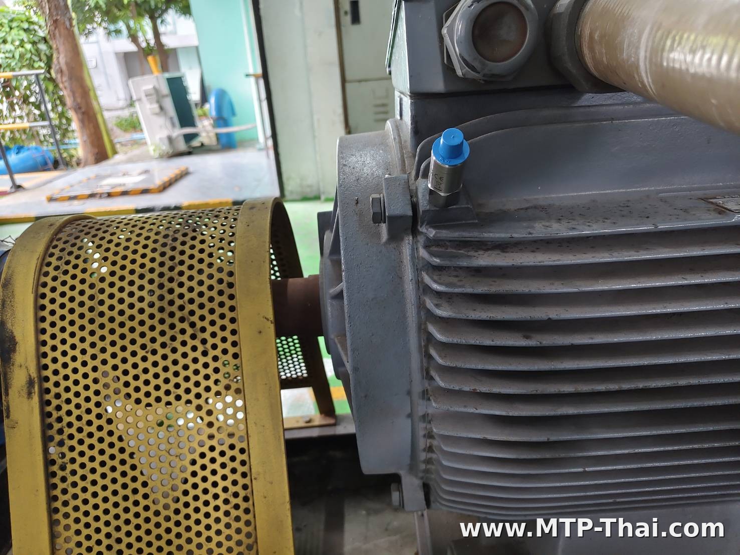 Vibration Sensor Hansford ติดที่ฝาครอบตลับลูกปืนของมอเตอร์ปั๊ม ด้านขับ Vibration Sensor Hansford ติดที่ฝาครอบตลับลูกปืนของมอเตอร์ปั๊ม ด้านขับ