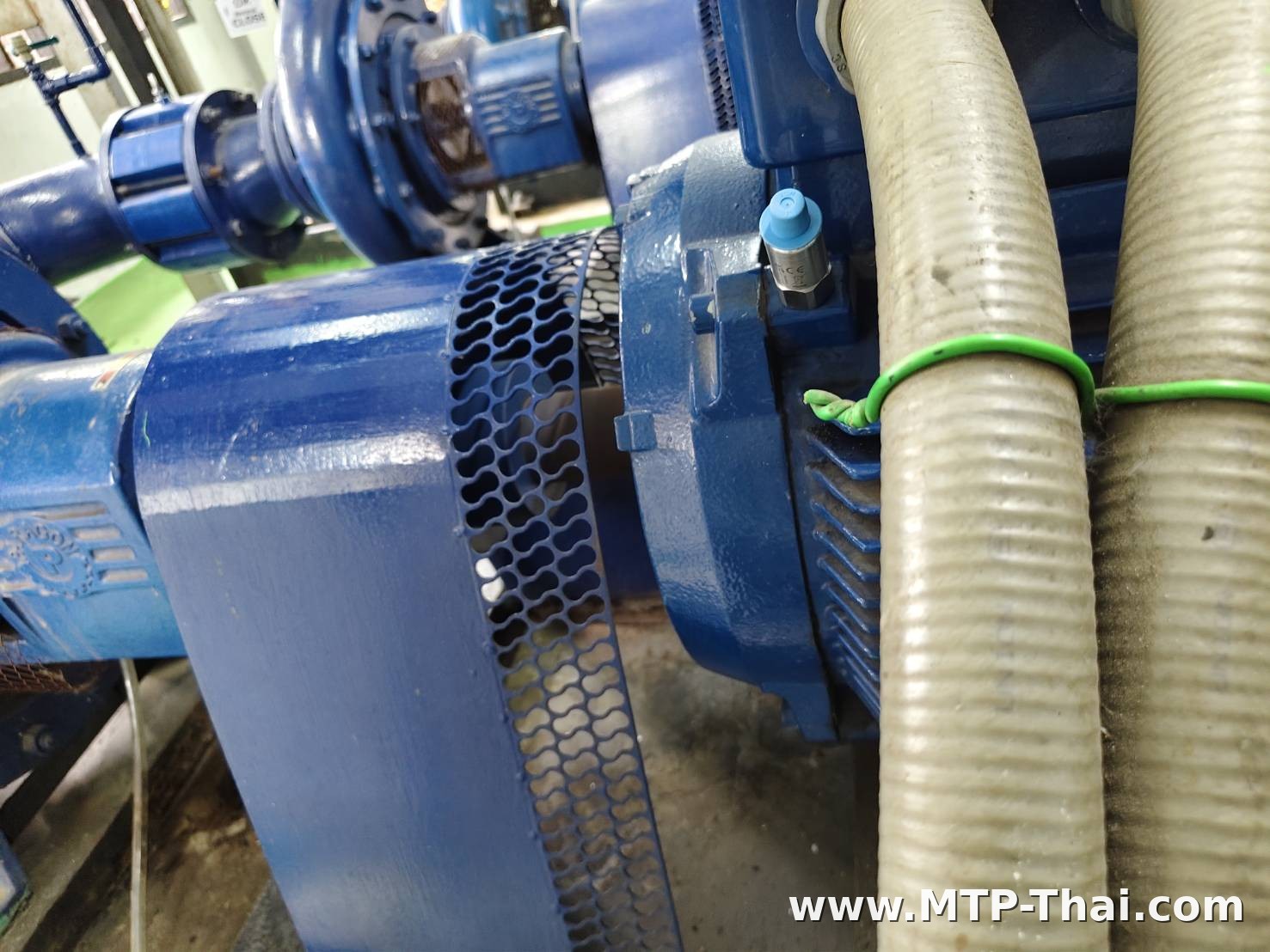 Vibration Sensor ติดตั้งบนมอเตอร์ปั๊มสีน้ำเงิน ใกล้ฝาครอบแบริ่ง Vibration Sensor ติดตั้งบนมอเตอร์ปั๊มสีน้ำเงิน ใกล้ฝาครอบแบริ่ง