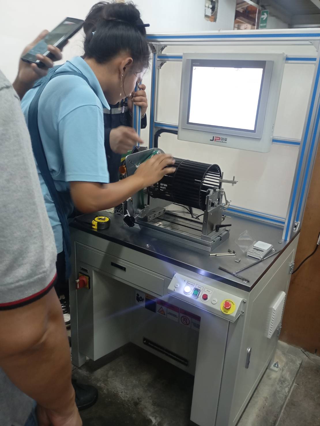 วิศวกร MTP-Thai ปรับตั้งเครื่องบาลานซ์ 10 ตัน บดิณ อินดัสเทรียล เซอร์วิส ทีมวิศวกร MTP-Thai ปรับตั้งชิ้นงานบนเครื่องบาลานซ์ระหว่างขั้นตอนติดตั้ง