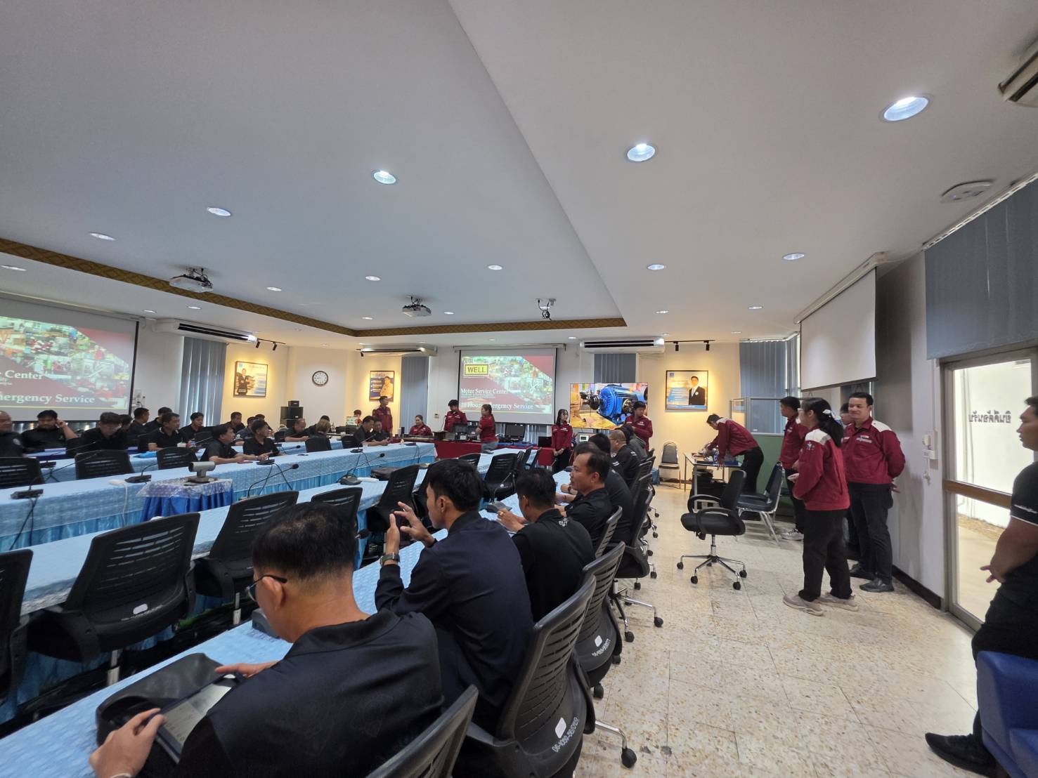 บรรยากาศห้องประชุมการประปาส่วนภูมิภาคเขต 6 ขอนแก่น ผู้เข้าร่วมนั่งฟังการนำเสนอ ทีมงาน Well และ MTP-Thai ยืนประจำบูธด้านข้าง