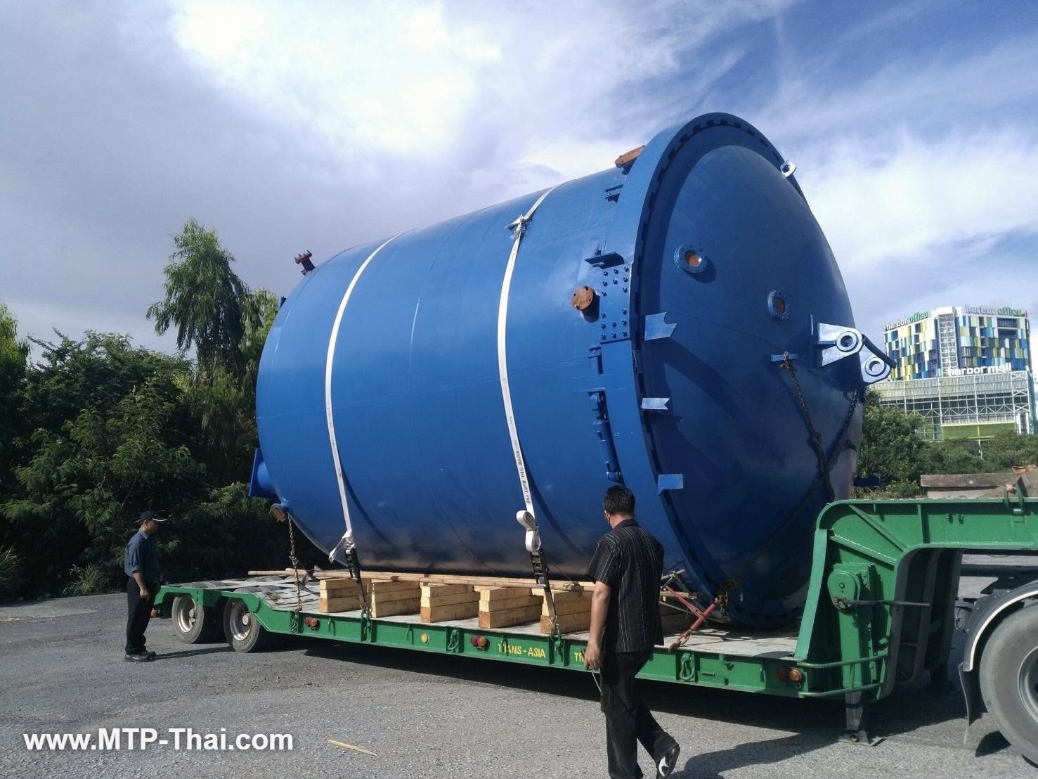 ถัง VPI ขนาดใหญ่บนรถหางเรือ พร้อมขนส่ง บริษัท U-Services (Thailand) สาขาสระบุรี