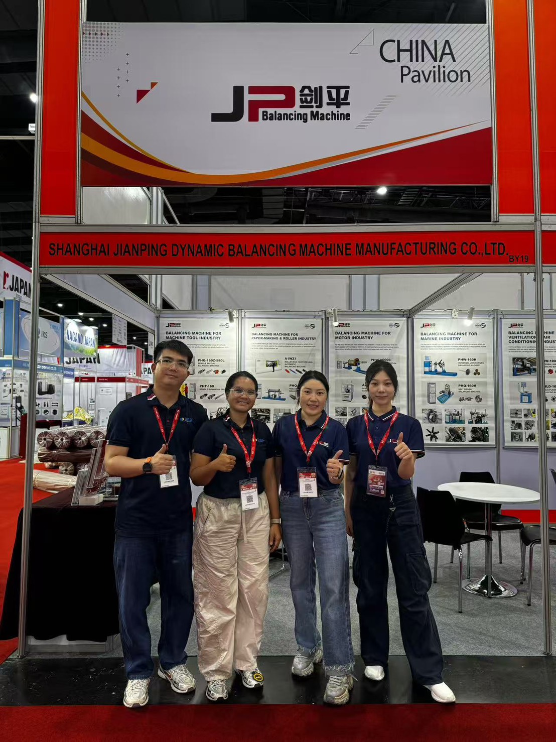 ทีมงาน JP Balancing Machine และ MTP-Thai ยกนิ้วหน้าบูธ BY19 China Pavilion งาน METALEX 2025 ใต้ป้าย Shanghai Jianping Dynamic Balancing Machine Manufacturing