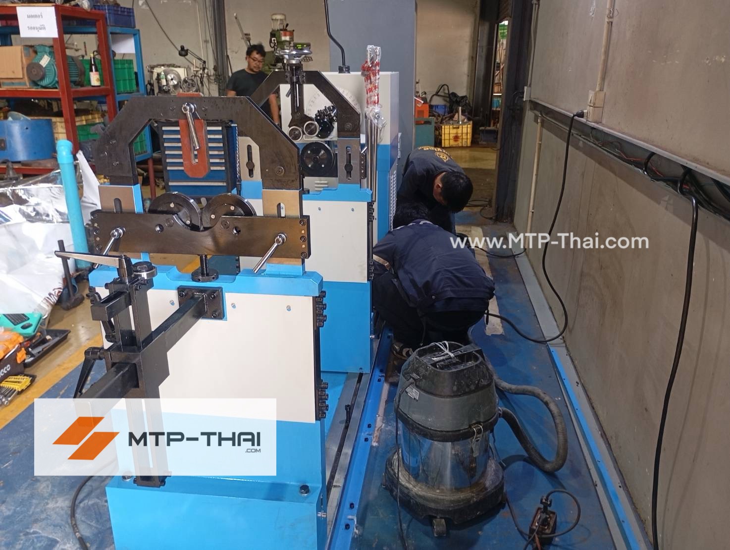 ดินสายไฟตู้ควบคุมเครื่องบาลานซ์ 10 ตัน บดิณ อินดัสเทรียล เซอร์วิส ตู้ควบคุมเครื่องบาลานซ์ 10 ตัน ระหว่างเดินสายไฟติดตั้งโดยทีมวิศวกร MTP-Thai