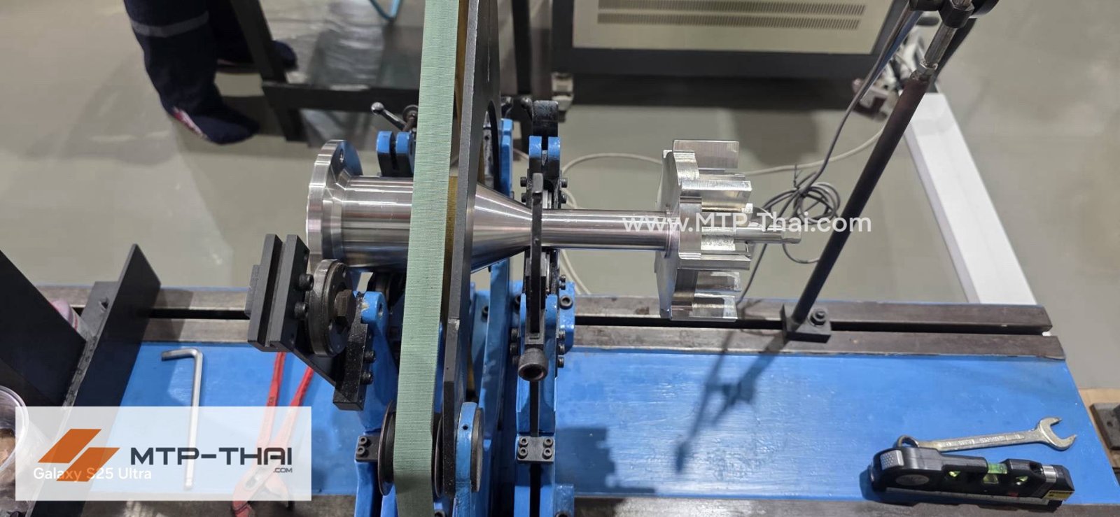Shaft & Impeller น้ำหนักประมาณ 6 กก. วางบนเครื่องบาลานซ์แนวนอนขับสายพาน Shaft & Impeller น้ำหนักประมาณ 6 กก. วางบนเครื่องบาลานซ์แนวนอนขับสายพาน