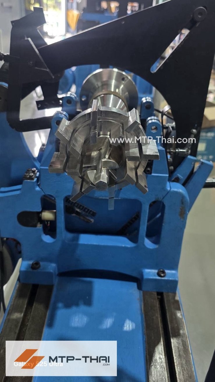 มุมมองด้านปลายใบพัดบนเครื่องบาลานซ์ ระหว่างทำบาลานซ์ Shaft & Impeller มุมมองด้านปลายใบพัดบนเครื่องบาลานซ์ ระหว่างทำบาลานซ์ Shaft & Impeller