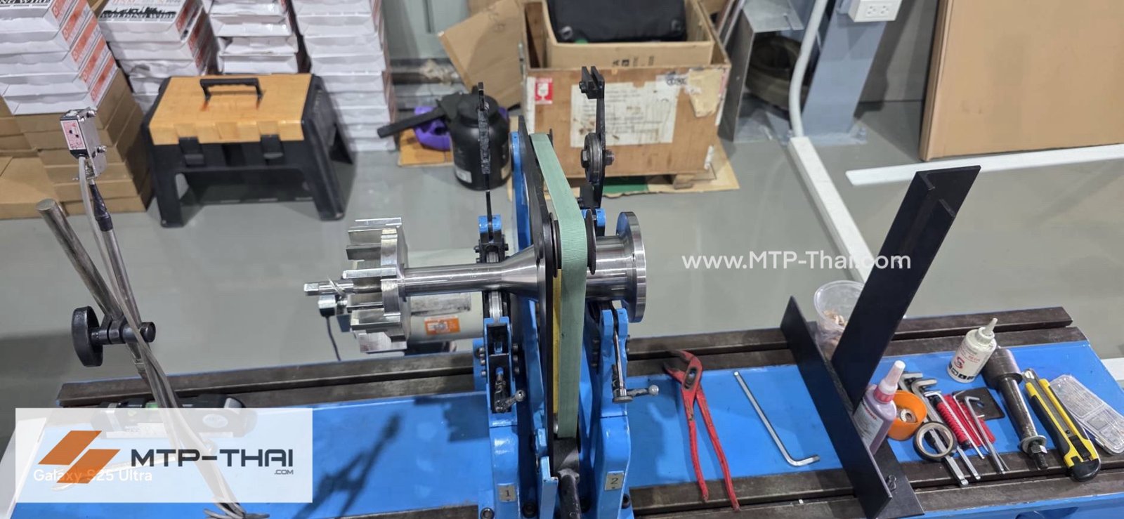 Shaft & Impeller หมุนบนเครื่องบาลานซ์ มองด้านข้าง พร้อมเซ็นเซอร์วัดรอบ Shaft & Impeller หมุนบนเครื่องบาลานซ์ มองด้านข้าง พร้อมเซ็นเซอร์วัดรอบ