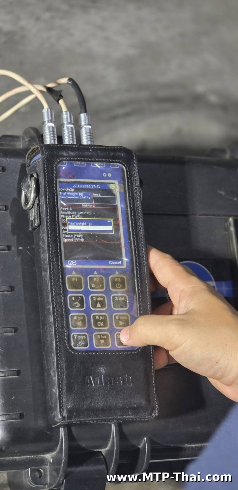 Vibration Sensor ติดตั้งบนมอเตอร์ปั๊มสีน้ำเงิน ใกล้ฝาครอบแบริ่ง Vibration Sensor ติดตั้งบนมอเตอร์ปั๊มสีน้ำเงิน ใกล้ฝาครอบแบริ่ง