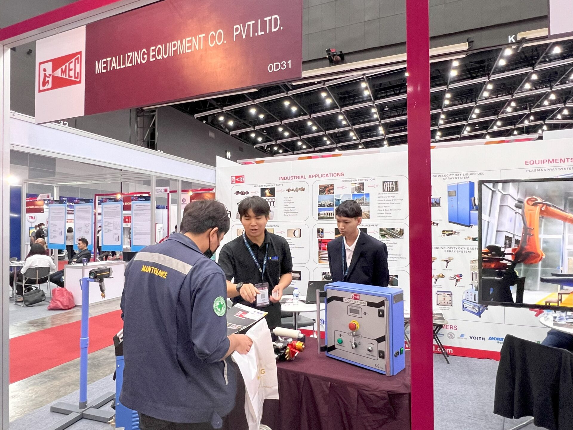 ทีมงาน MTP-Thai อธิบายเครื่องพ่นพอกและชุดควบคุม RODO JET-9810 ให้ผู้เข้าชมที่บูธ MEC 0D31